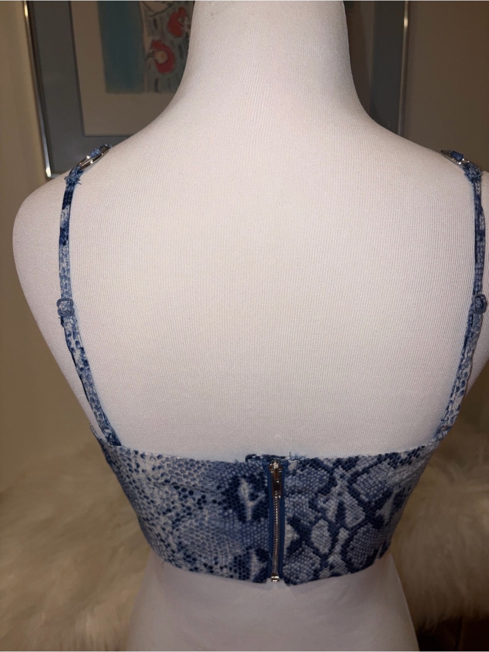 LF MILLAU Blue Snake-Print Loop Ring Chain Link Crop Top - Picture 5 of 7